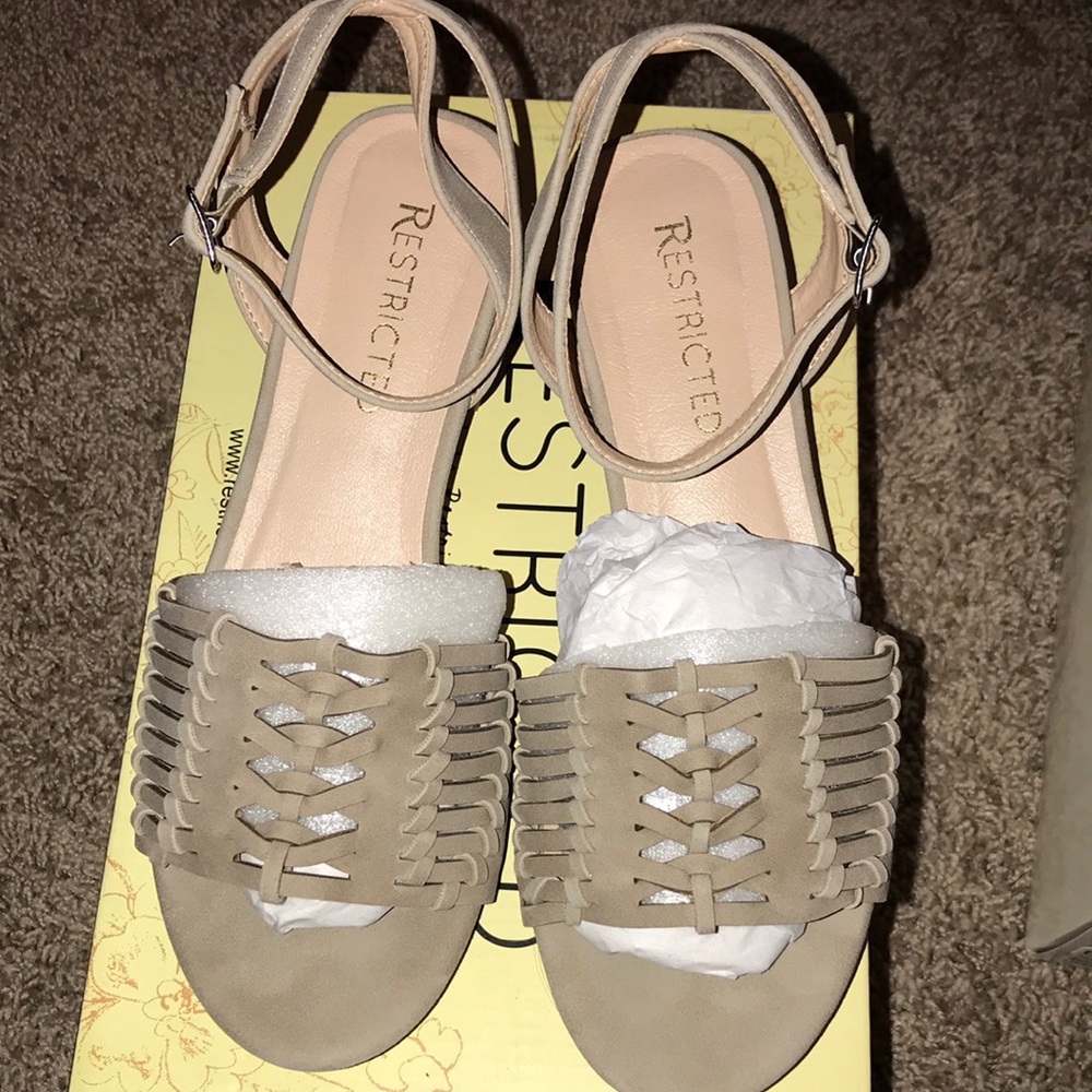 Restricted healed sandal. NWT